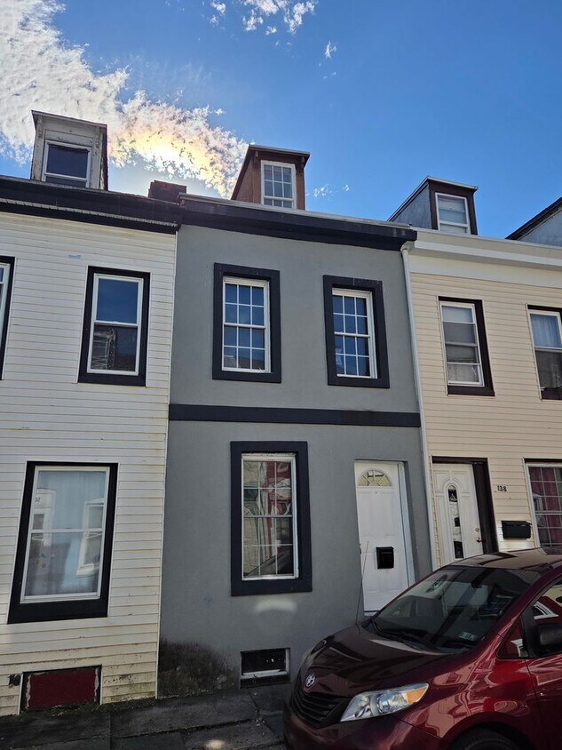 Foto principal - 3 Bedroom 1 Bath Home Available for Rent