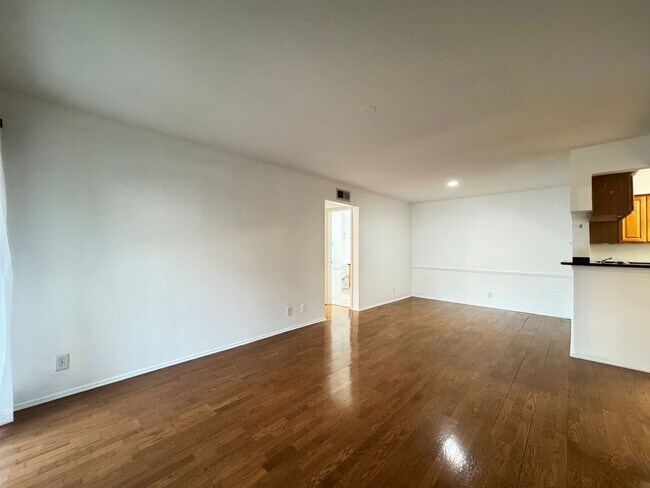 Photo - Bright And Cozy 2 Bed 2 Bath Condo In Vibrant Pointe At Park Center