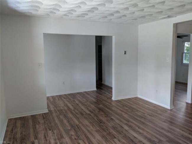 Building Photo - 3200 Camelot Blvd