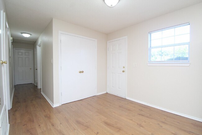 Building Photo - 3 bedroom patio home near Downtown Pensaco...
