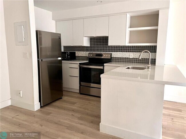 Foto del edificio - 10930 Royal Palm Blvd