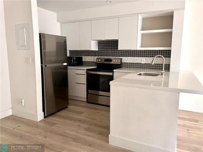 Building Photo - 10930 Royal Palm Blvd