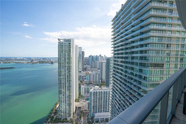 Foto del edificio - 650 NE 32nd St