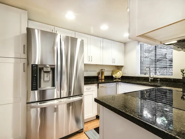 Building Photo - Welcome to this charming townhouse