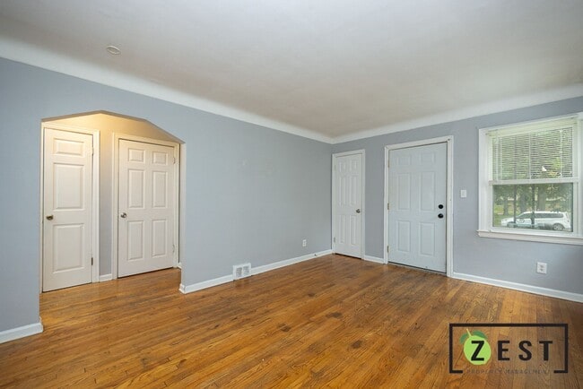 Building Photo - 3-bedroom, 1-bathroom bungalow home