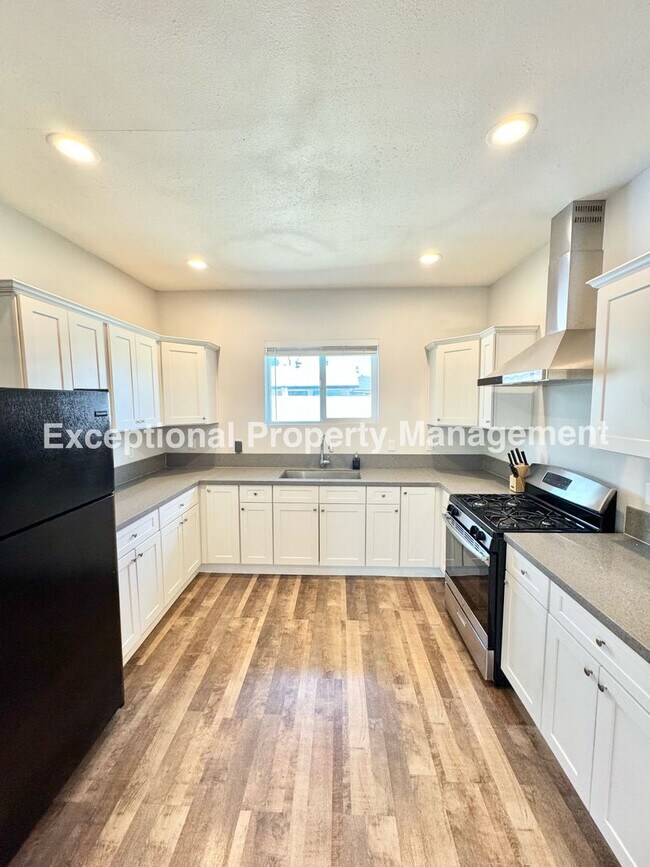 Foto del edificio - Great 2 bed 1 bath backhouse/ADU