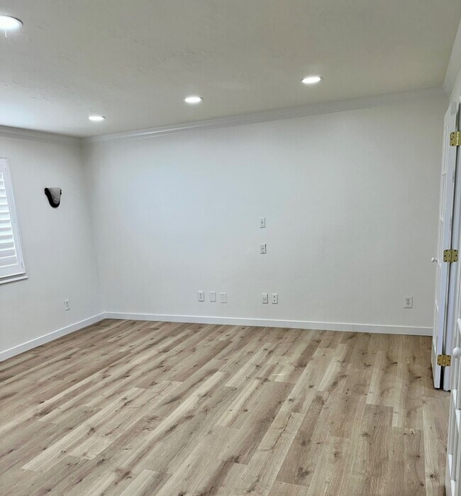 Building Photo - 1000 N 950 E