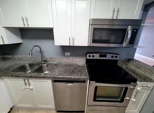 Building Photo - 10425 SW 112th Ave