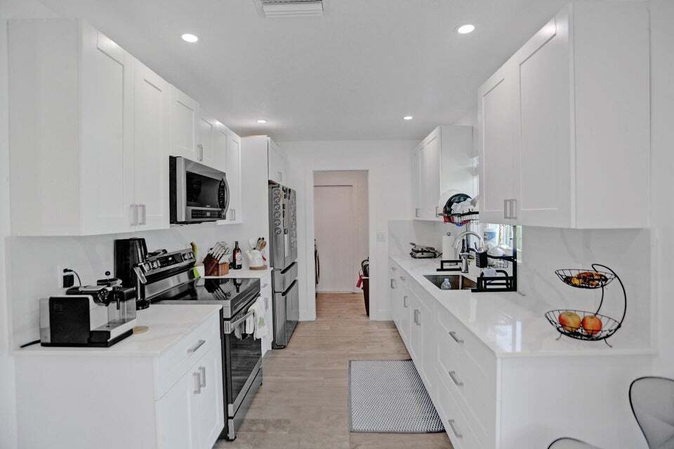 Primary Photo - 1210 SW 10th Ter
