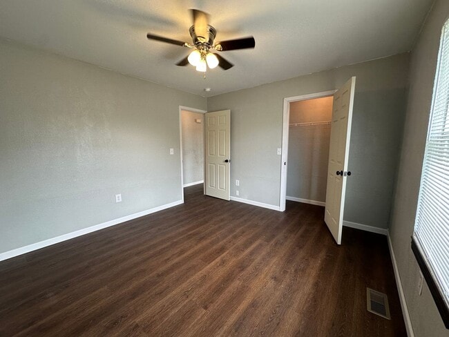 Building Photo - 2 Bedroom, 1 Bathroom Newly Remodeled Duplex