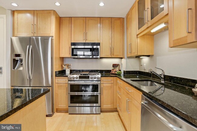 Building Photo - 8220 Crestwood Heights Dr