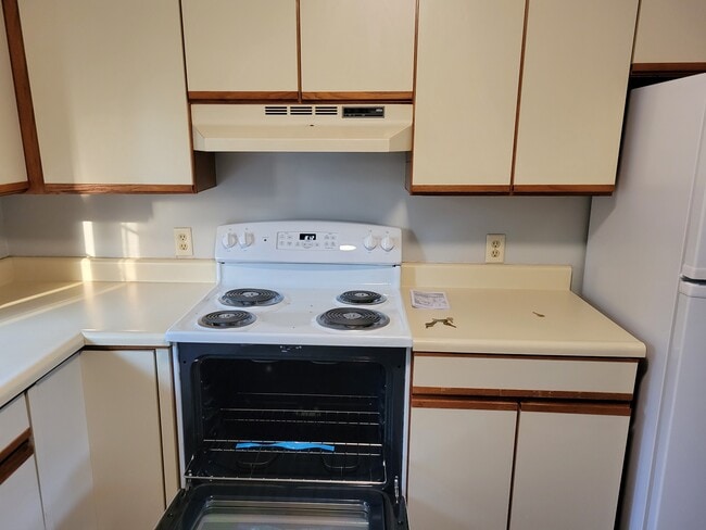 Kitchen - 617 W Shore Rd
