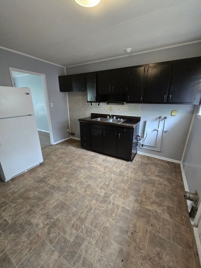 Foto del edificio - Two Bedroom Duplex IN Lawrence Township Located Near 56th St and Franklin Rd