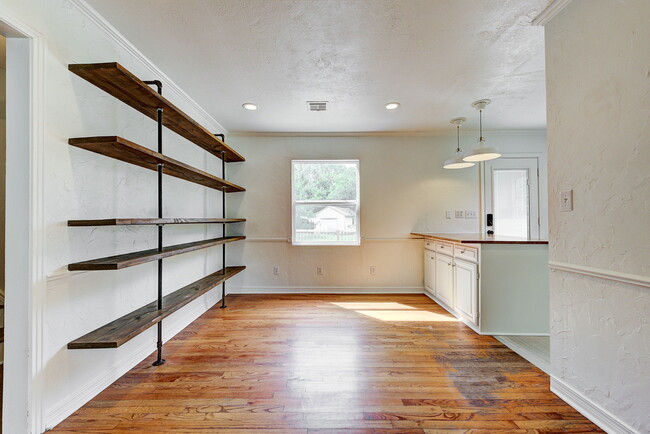 Building Photo - 408 W Daws St