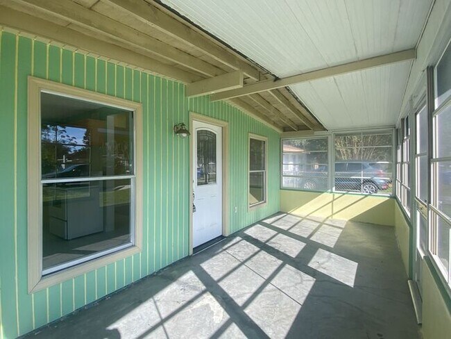 Building Photo - 229 Hull St