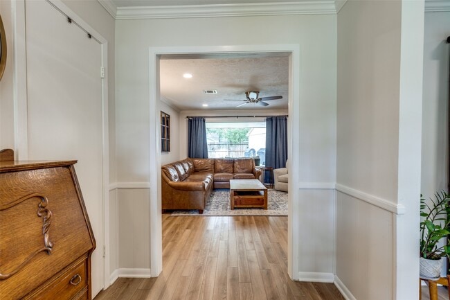Building Photo - 2827 Fontana Dr