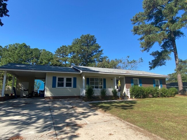 Building Photo - Beautiful Home in a quiet country setting