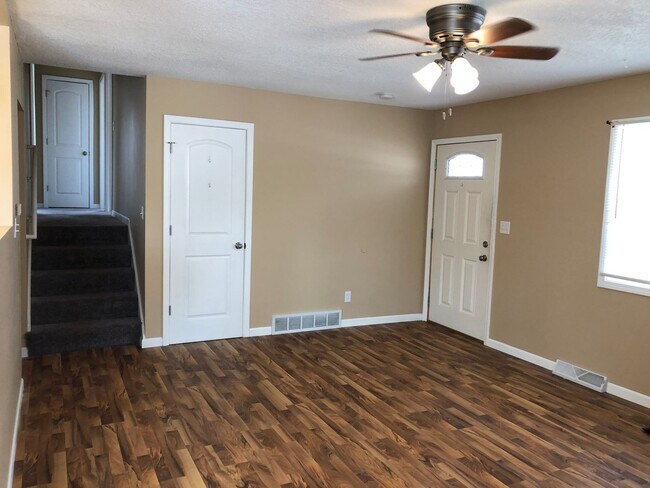 Foto del edificio - Spacious 3-Bedroom in Rock Island with Garage