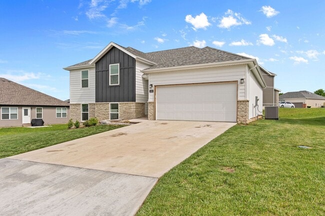 Building Photo - Beautiful Split Level 5 Bedroom Home - Hills of Olde Savannah