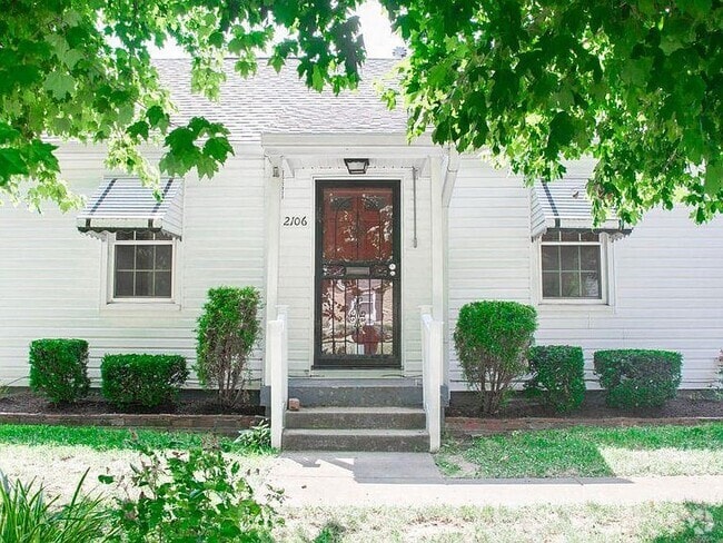 Building Photo - 2106 Fort St