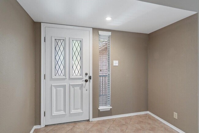 Building Photo - 10506 Tweedsmuir Dr