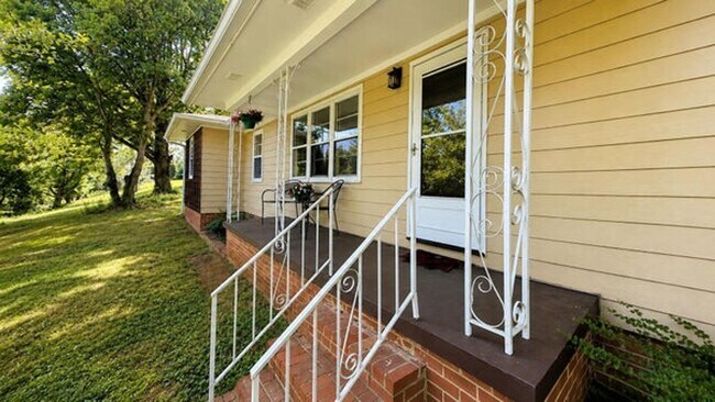 Foto del edificio - 3005 Pine Dr NE