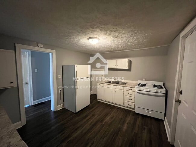 Building Photo - 1403 W Memorial Dr