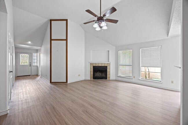 Foto del edificio - 14203 Anita Marie Ln