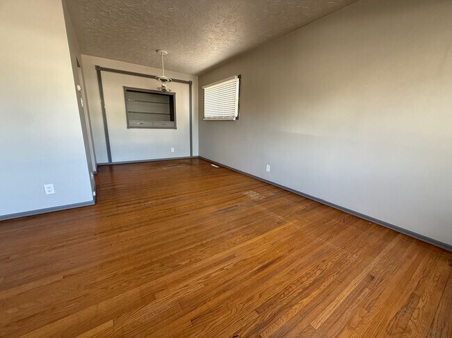 Building Photo - Main Level in Jasper Place with Great Incentive and Pet Friendly!