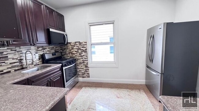 Foto del edificio - 3 bedroom in BROOKLYN NY 11203