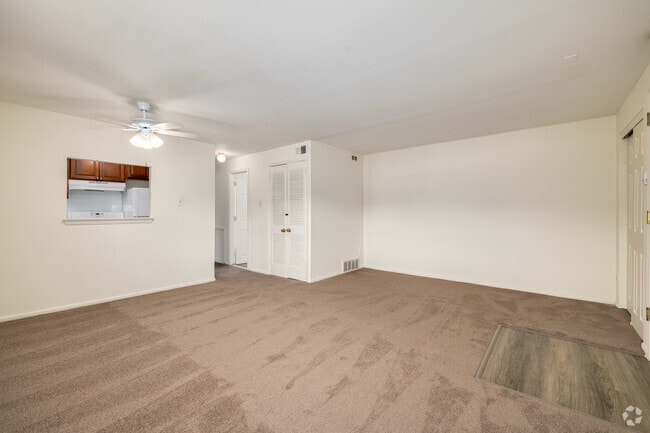 1BR, 1BA - 700SF - Living Room - Cedar Glen Apartments