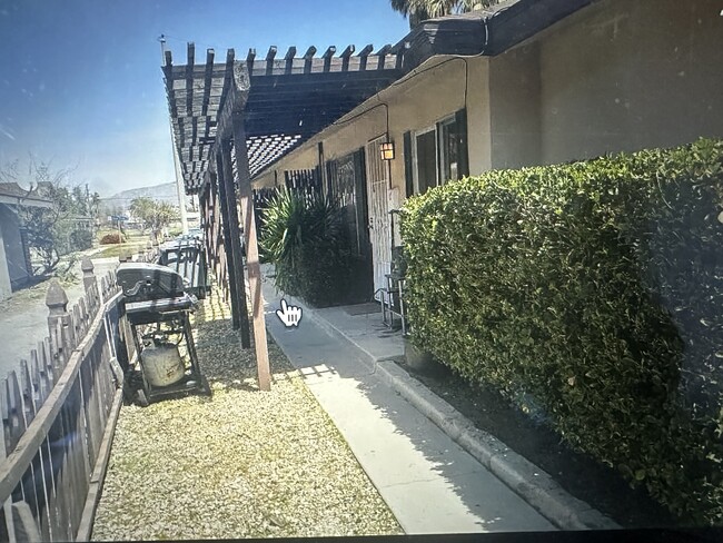 Foto del edificio - 1145 Olive Tree Ln