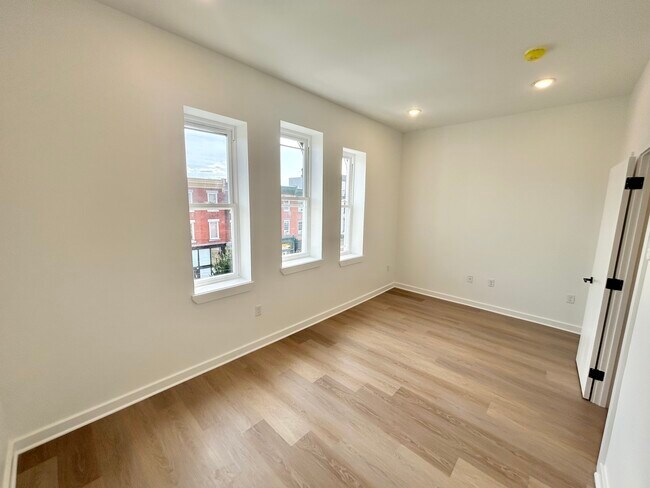 Foto del edificio - 2725 W Girard Ave