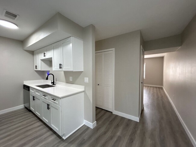 Foto del edificio - Move in Special! Fully Renovated 2-Bedroom...