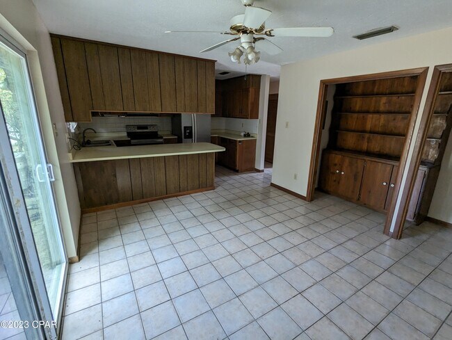 Building Photo - 205 Greenwood Dr
