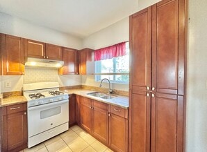 Building Photo - 335 Scott St