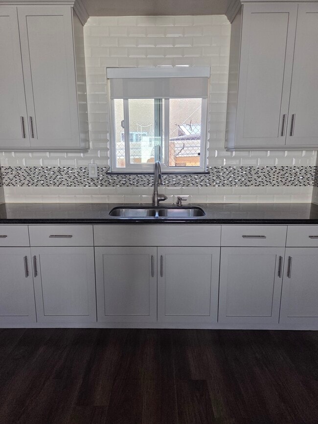 Building Photo - 553 Chatsworth Dr