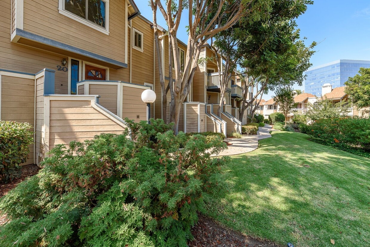 Primary Photo - Convenient, Spacious Townhome for Rent in ...