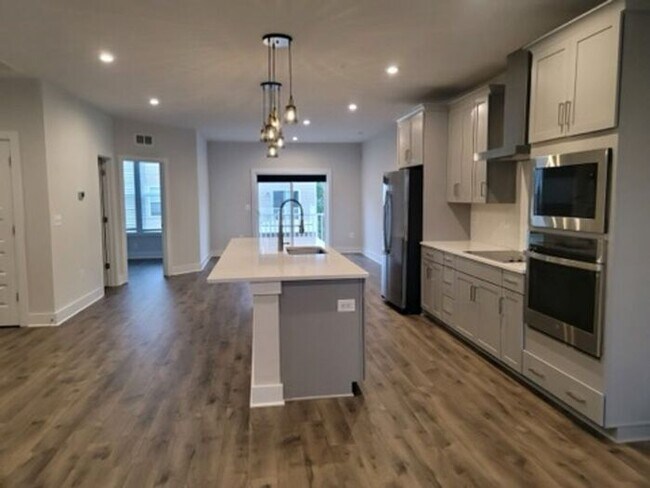 Foto del edificio - Like-New, Built in 2022, Gorgeous 2-story 3-Bedroom, 2.5 Bath Condo, located in the heart of Henr...