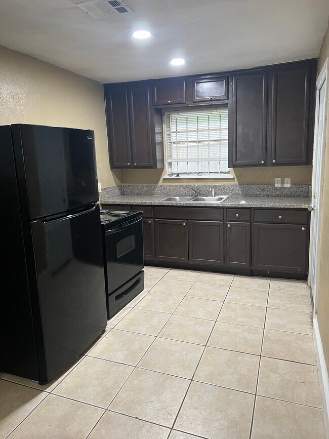 Kitchen & Appliances - 3914 Pickfair St