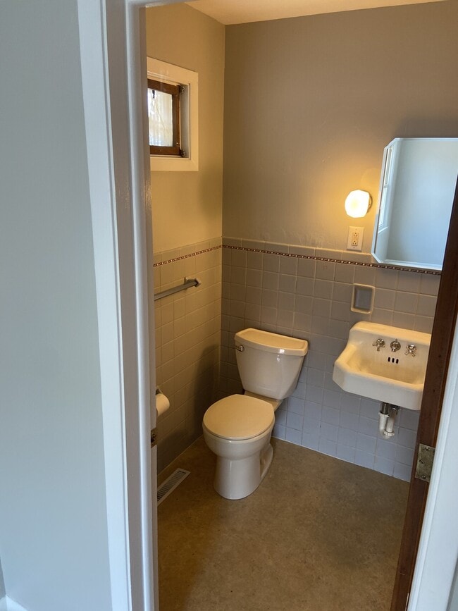 Building Photo - 58 Sturges