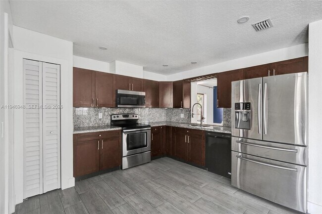 Foto del edificio - 8105 SW 19th St