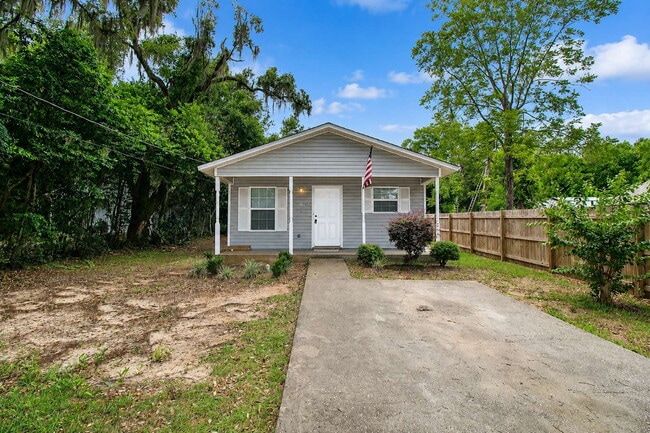 Building Photo - 3BR Cottage-Style Home in Milton with LVP Flooring, Partially Fenced Yard & Convenient Location N...