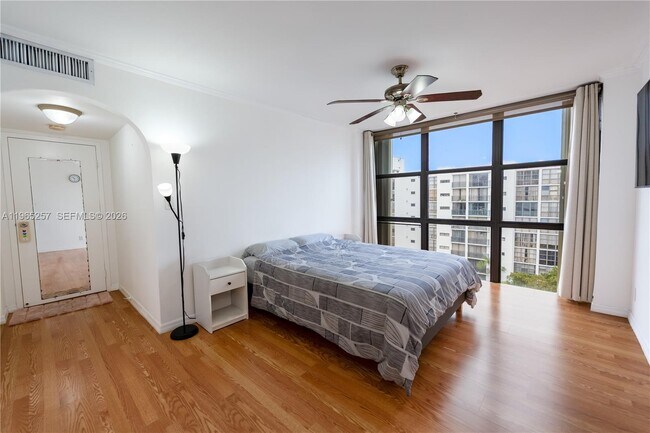 Foto del edificio - 17011 N Bay Rd