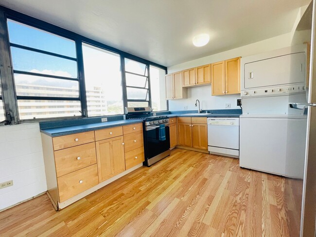 Building Photo - READY TO MOVE IN 3 BED, 2 BATH, 1 PARKING ...