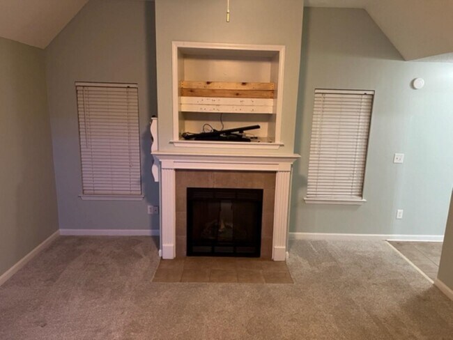 Building Photo - 1064 E Montebello Cir