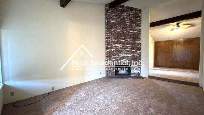 Building Photo - 2bd/1ba Duplex with 2 Car Garage- Minutes ...