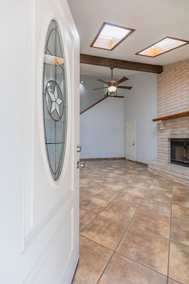 Building Photo - Beautiful 2 Story 3 Bed 2 Bath Townhouse - Pet Friendly!