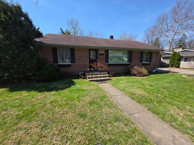 Foto del edificio - LARGER RANCH HOME WITH BASEMENT AND FENCED BACKYARD