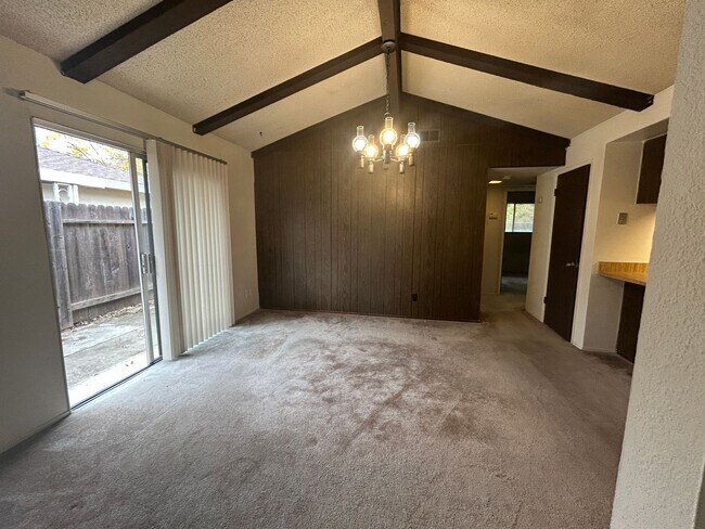 Building Photo - Warm & Cozy Duplex